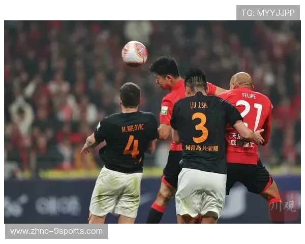 成都蓉城严鼎皓前场连续传切：展现球场上的完美配合与绝妙技术